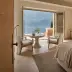 La porta della suite aperta verso la terrazza sul lago