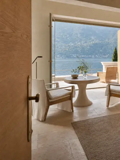 Le porte aperte sulla terrazza con il tavolo e le poltrone