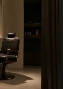 La mensola dei prodotti e la parete a doghe verticali in fondo alla sala