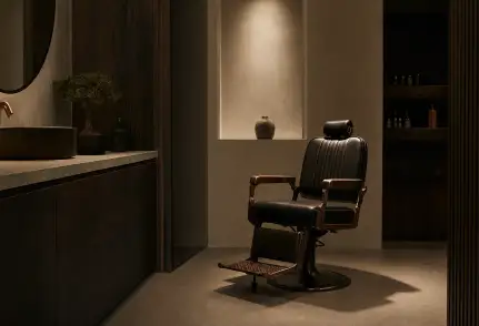 La sala di taglio: poltrona in pelle e ottone sotto una luce calda