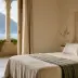 La tenda in lino e il letto della camera Loggia