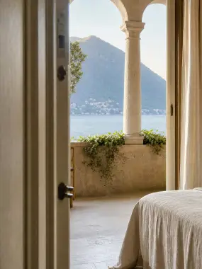La loggia ad arco aperta sul lago, vista dalla porta