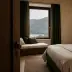 La panca in legno sotto la finestra sul lago