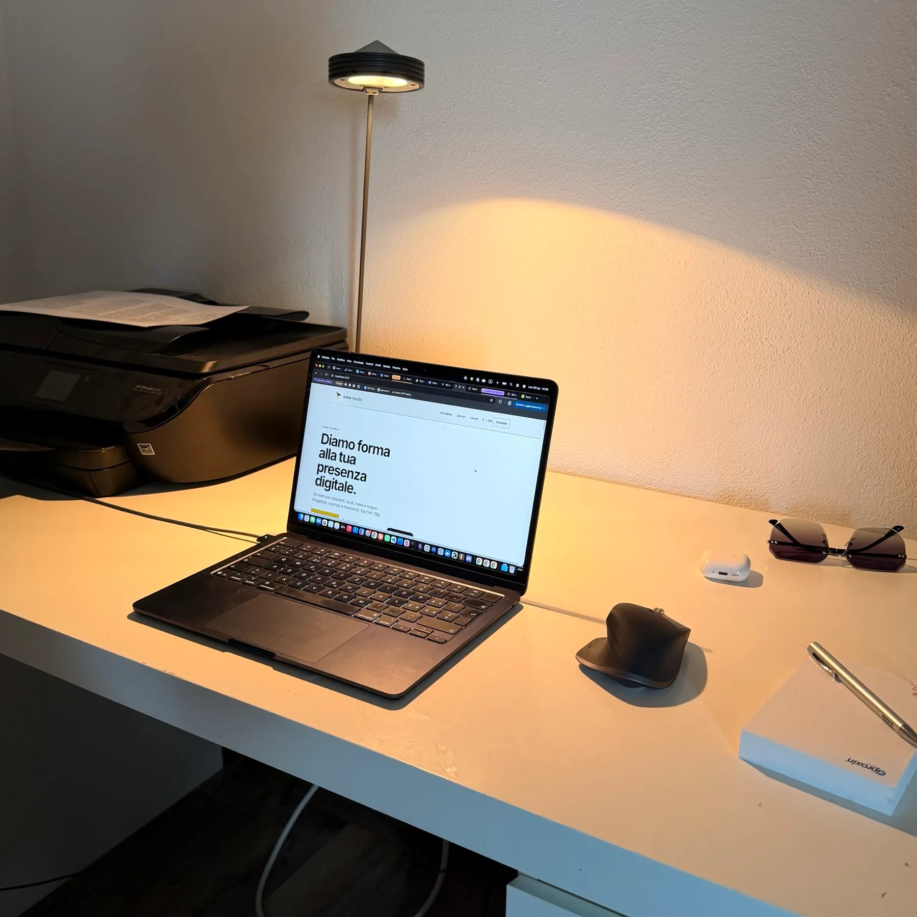 La scrivania di Lume Studio: sul portatile, il sito in lavorazione.